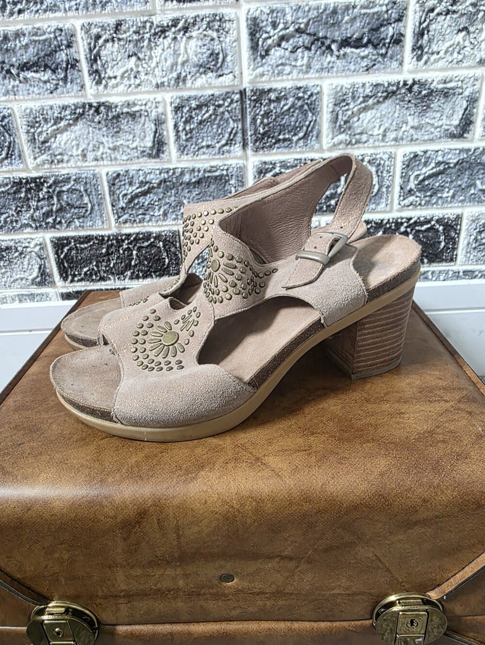 Dansko Women's Taupe Suede Block Heel Sandals Size 8/9